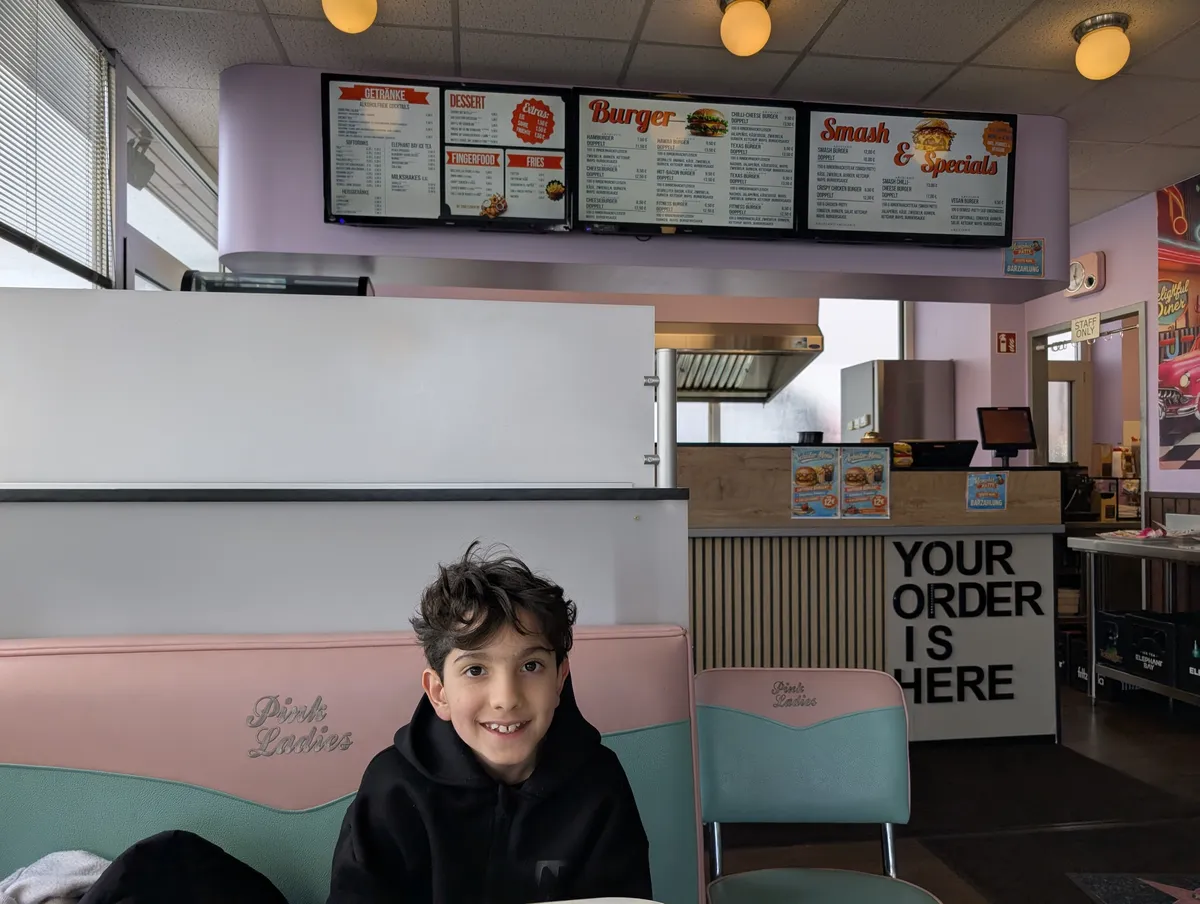 Yascha in der Diner-Booth