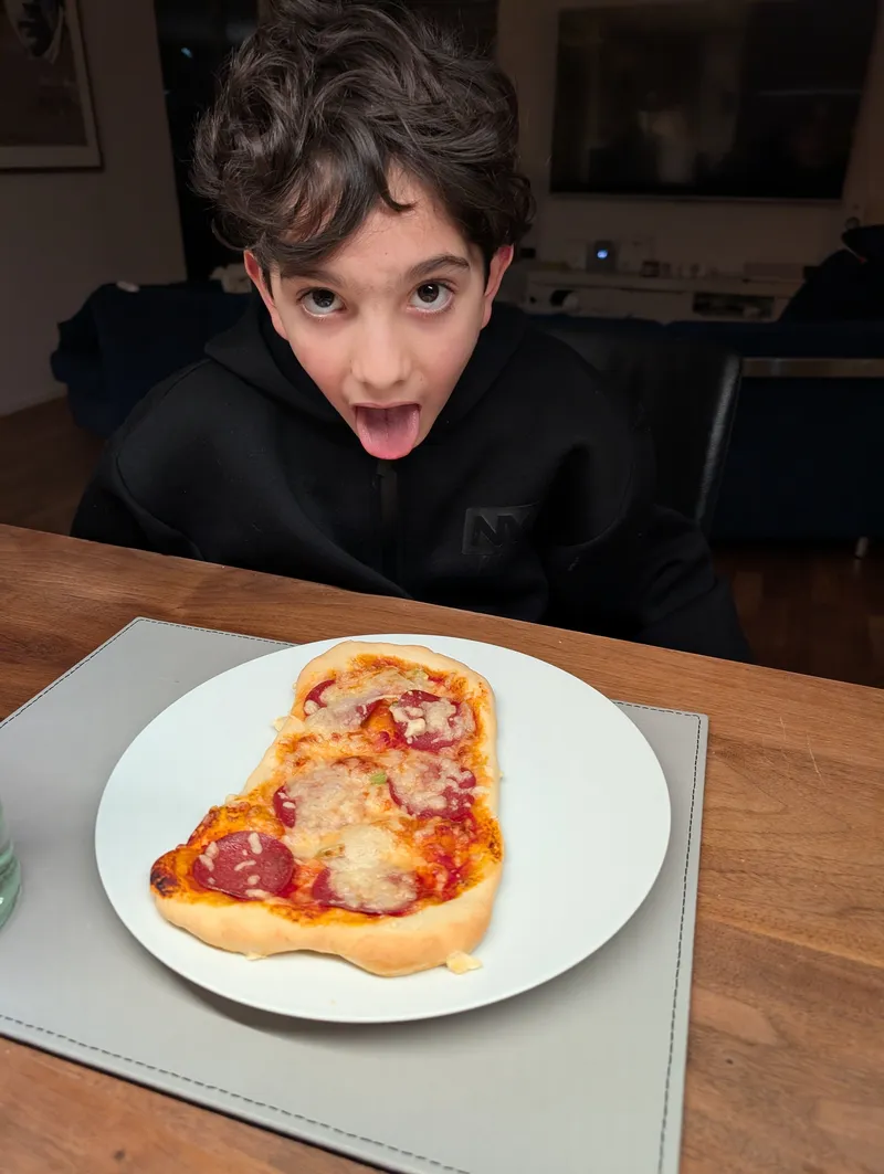 Yascha mit seiner Pizza