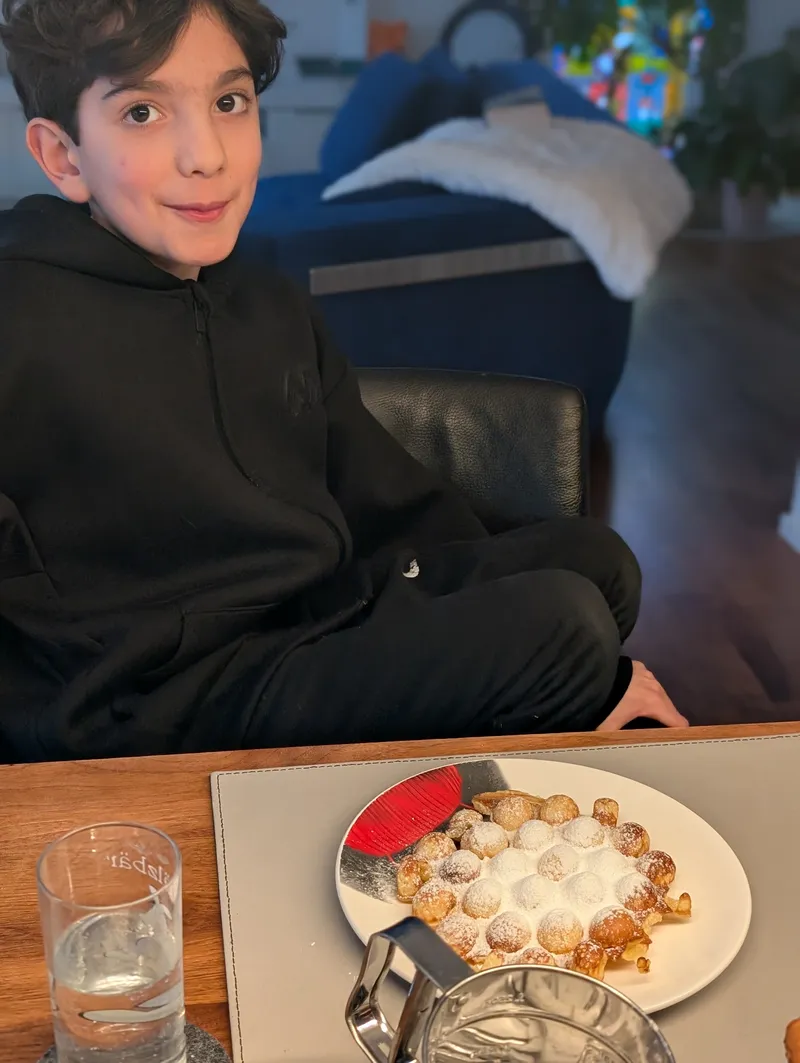 Fertige Bubble Waffle mit Puderzucker