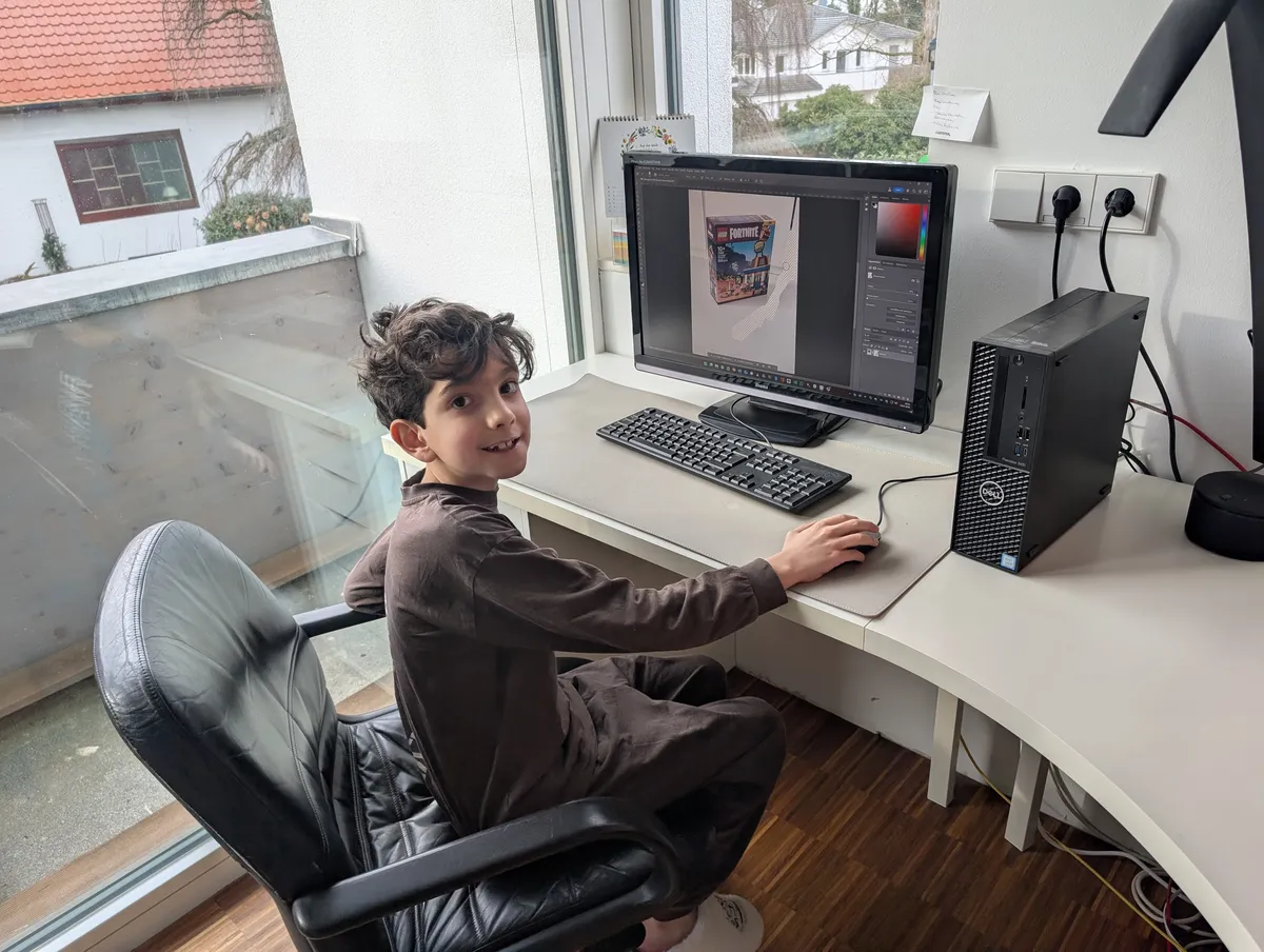 Yascha am Profi-Rechner mit Photoshop